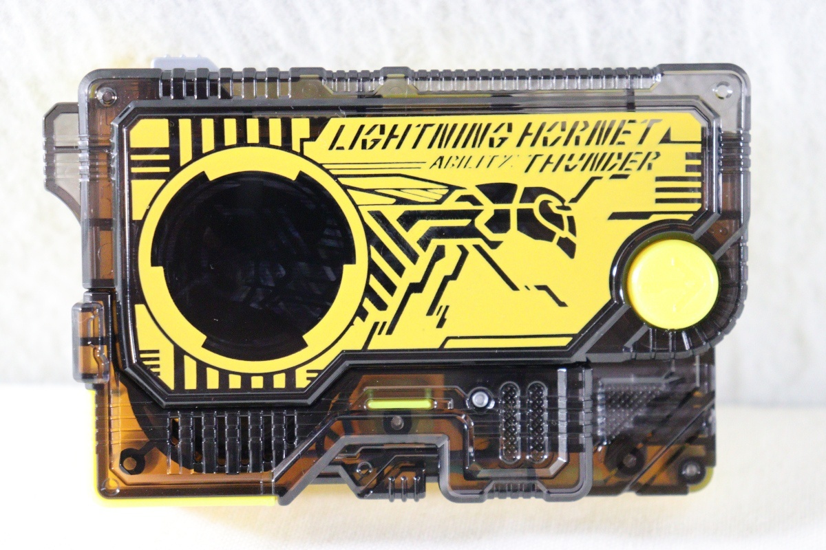 Kamen Rider Zero-One / DX Lightning Hornet Progrise Key with Package